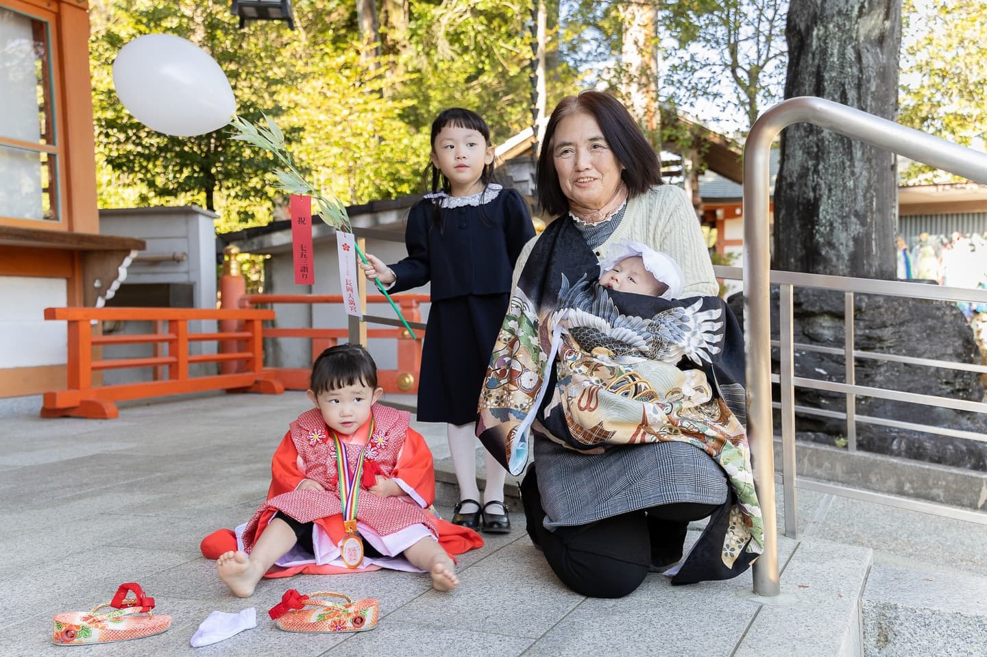 七五三の子供とお宮参りの赤ちゃん