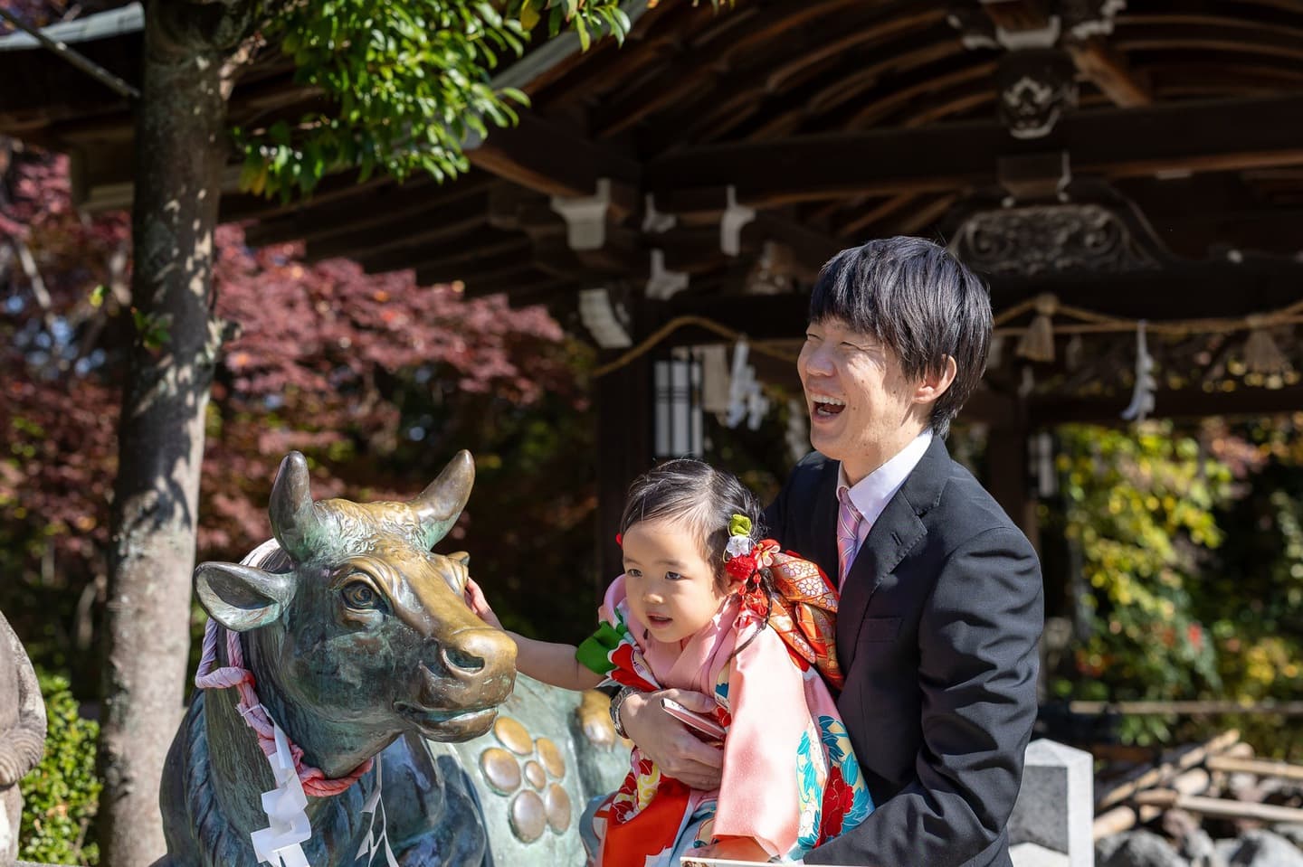 七五三の子供とお宮参りの赤ちゃん
