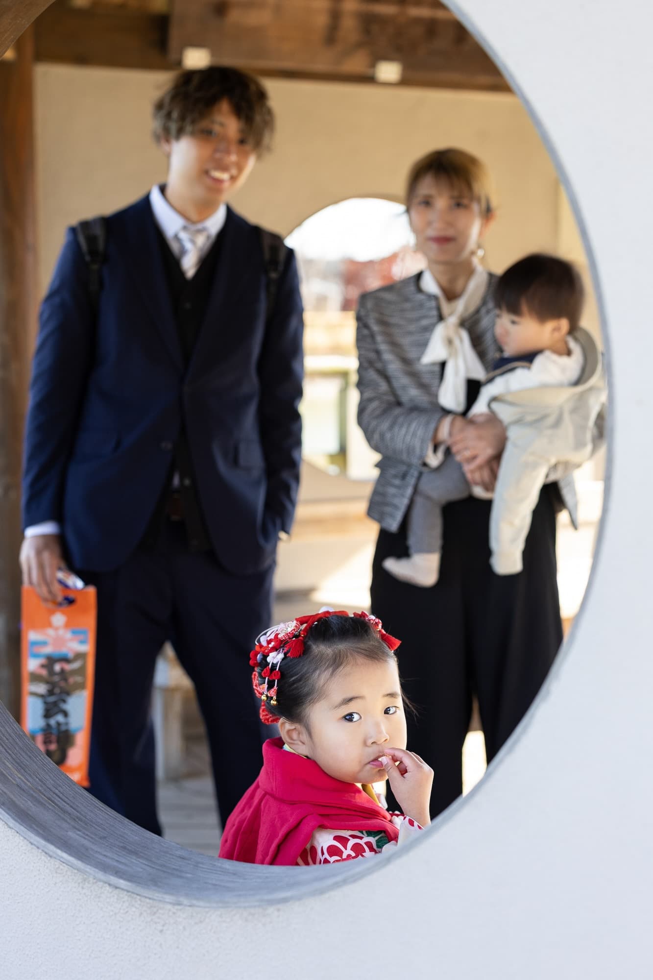 七五三の子供とお宮参りの赤ちゃん