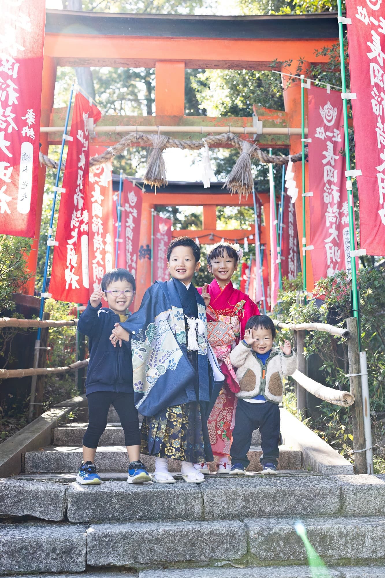 七五三の子供とお宮参りの赤ちゃん