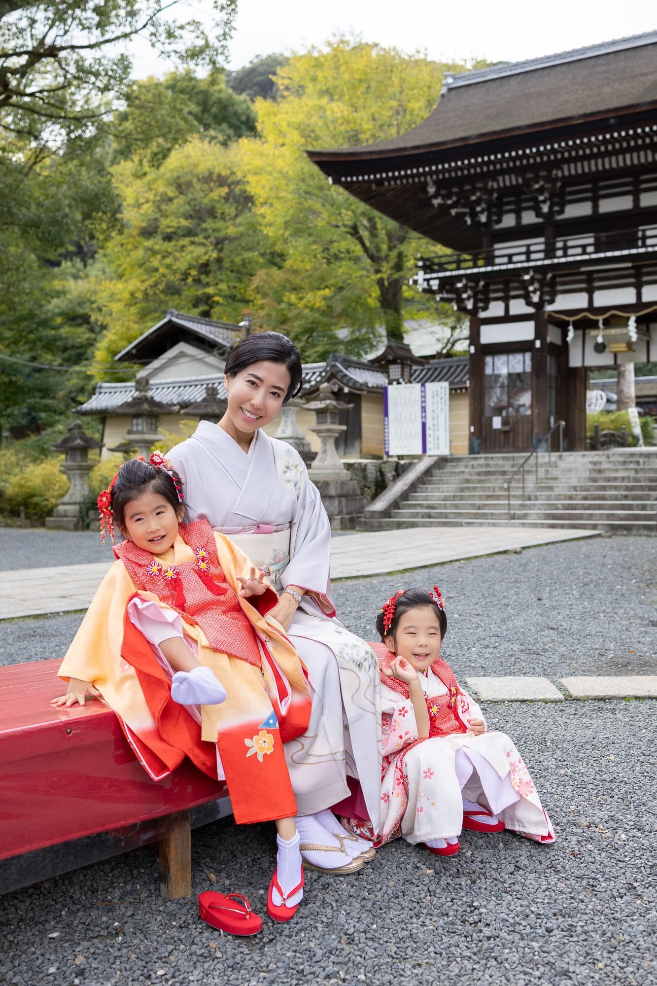 七五三の子供とお宮参りの赤ちゃん