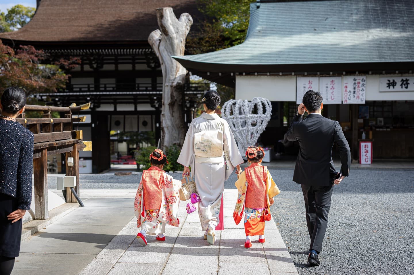七五三の子供とお宮参りの赤ちゃん