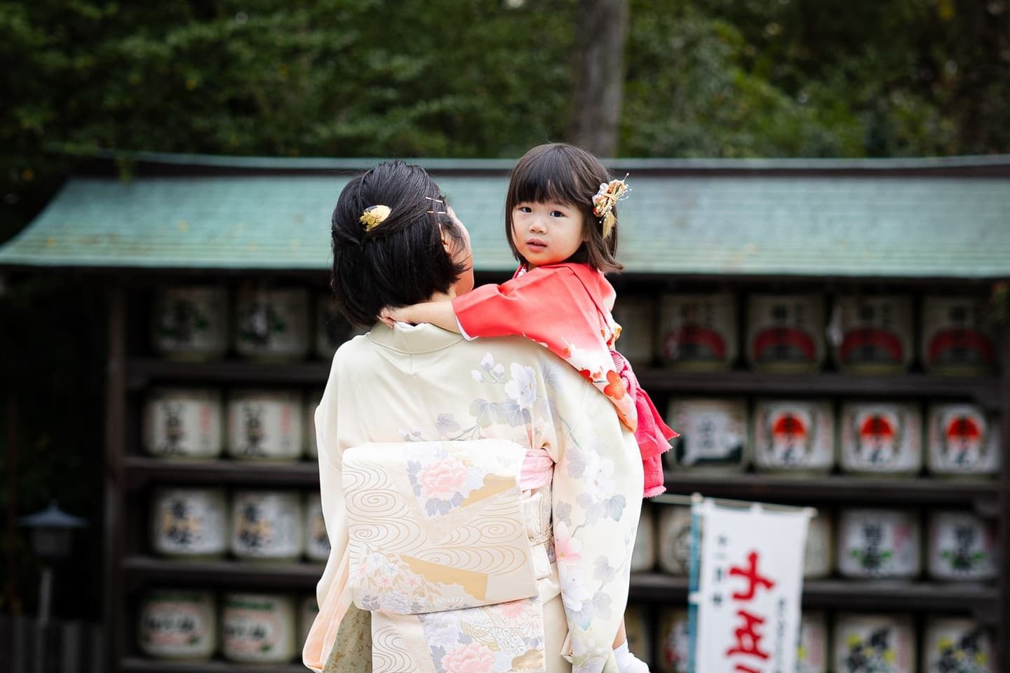 七五三の子供とお宮参りの赤ちゃん