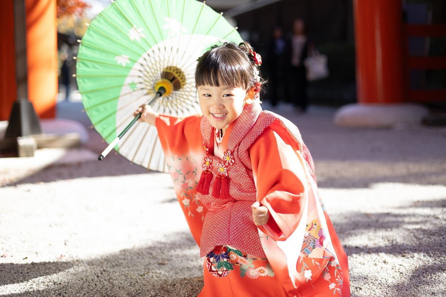 七五三の子供とお宮参りの赤ちゃん