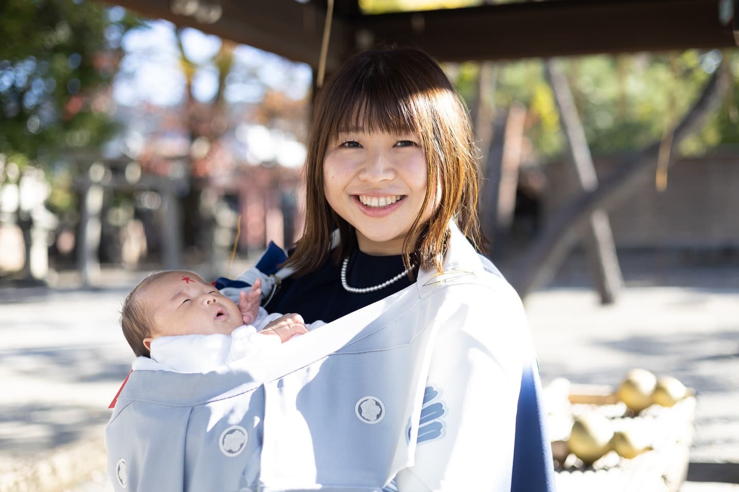 七五三の子供とお宮参りの赤ちゃん