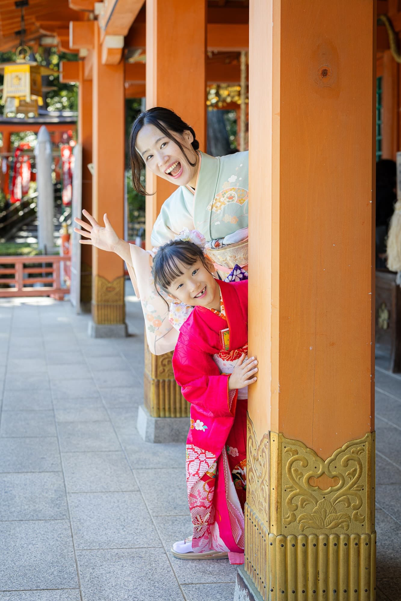 七五三の子供とお宮参りの赤ちゃん