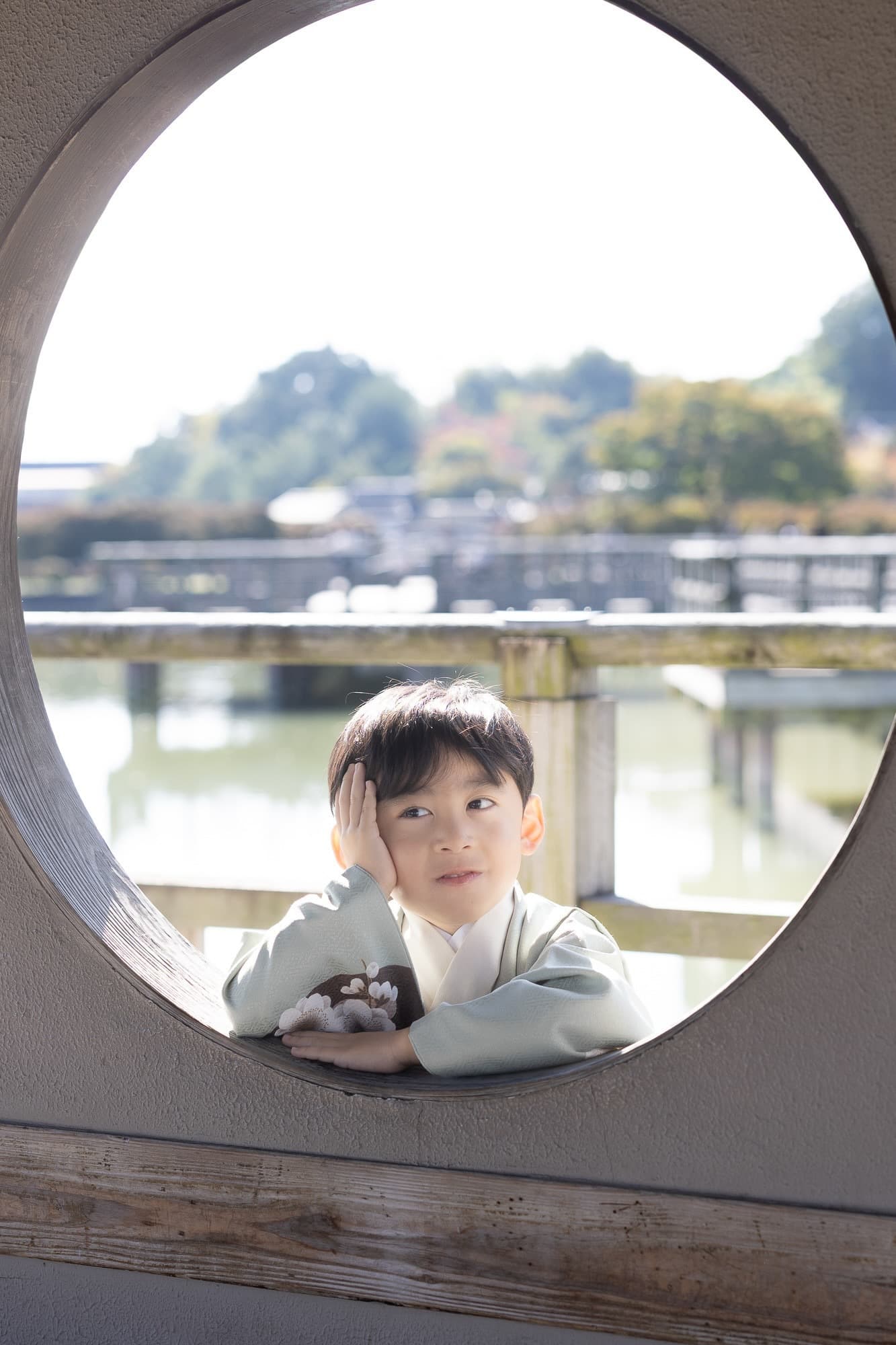 七五三の子供とお宮参りの赤ちゃん