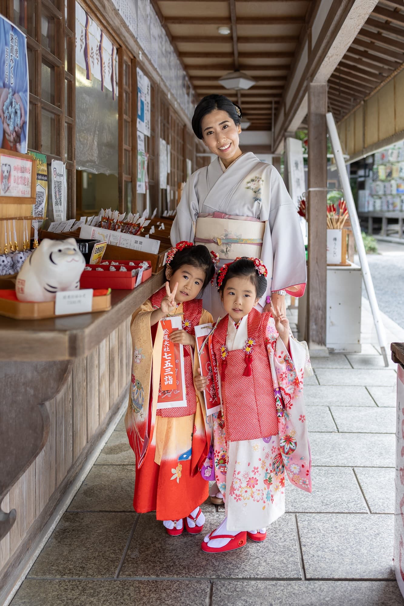 七五三の子供とお宮参りの赤ちゃん