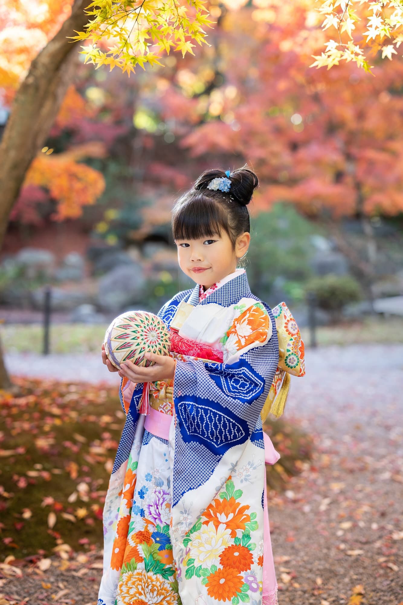 七五三の子供とお宮参りの赤ちゃん