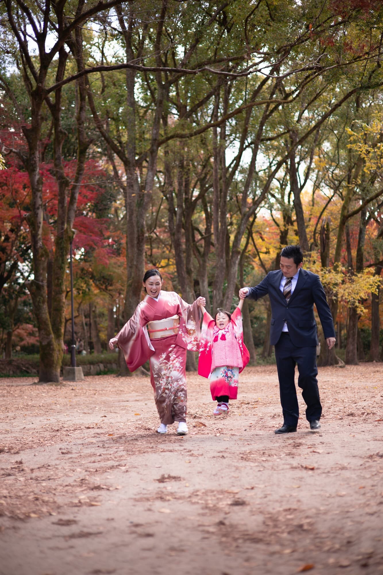 七五三の子供とお宮参りの赤ちゃん