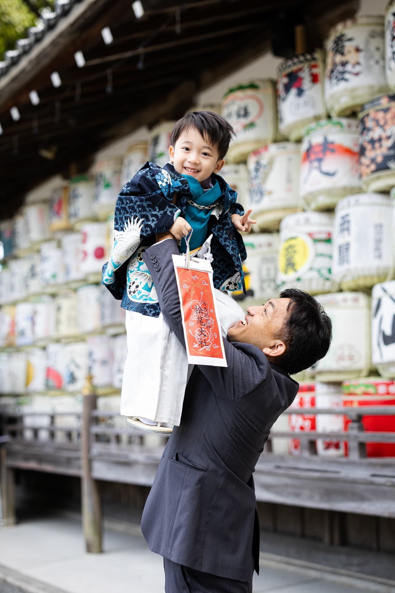 七五三の子供とお宮参りの赤ちゃん