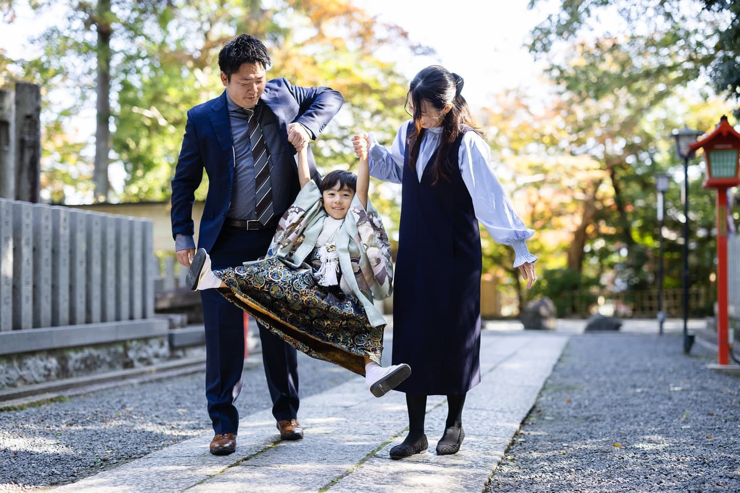 七五三の子供とお宮参りの赤ちゃん