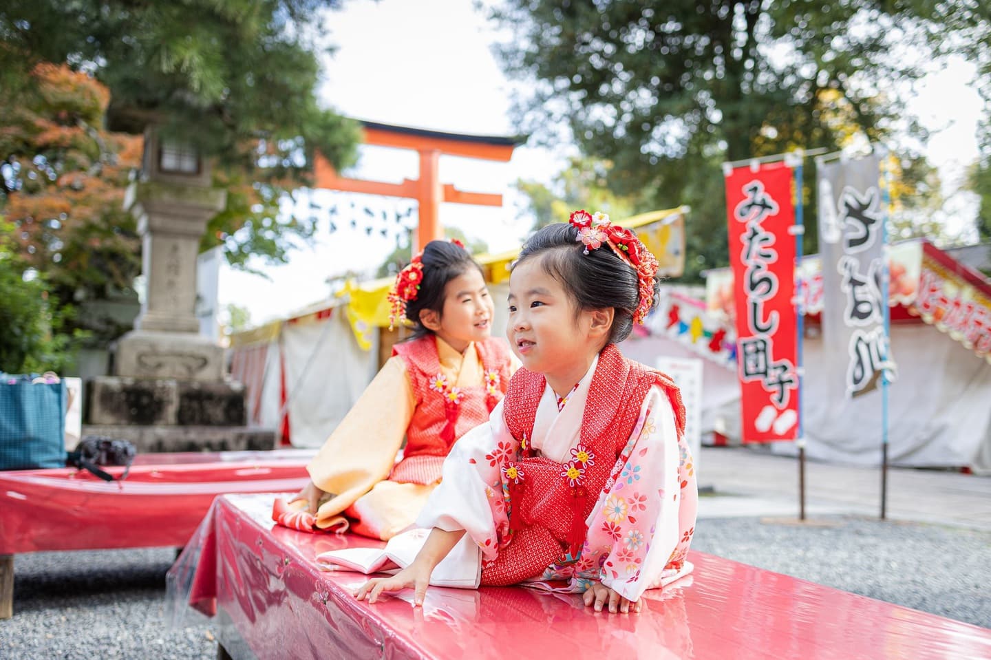 七五三の子供とお宮参りの赤ちゃん