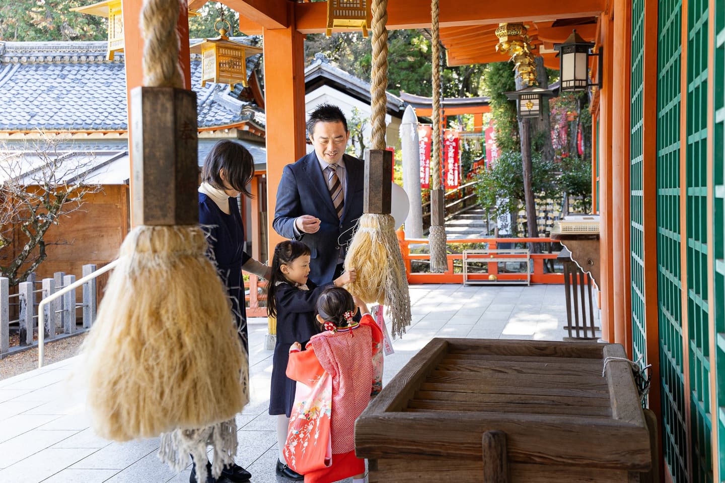 七五三の子供とお宮参りの赤ちゃん