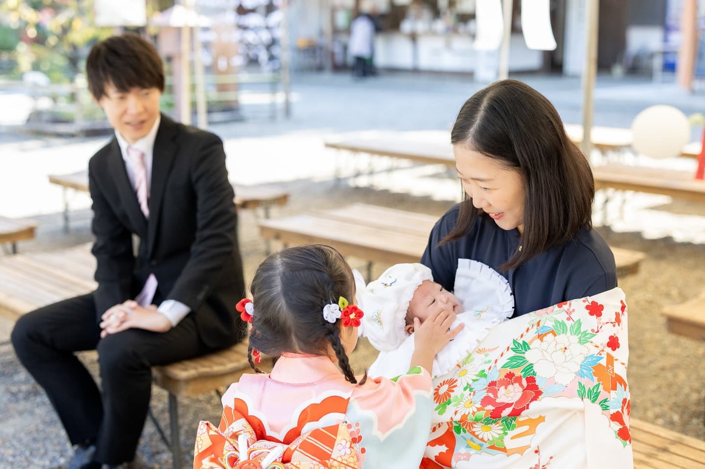 七五三の子供とお宮参りの赤ちゃん
