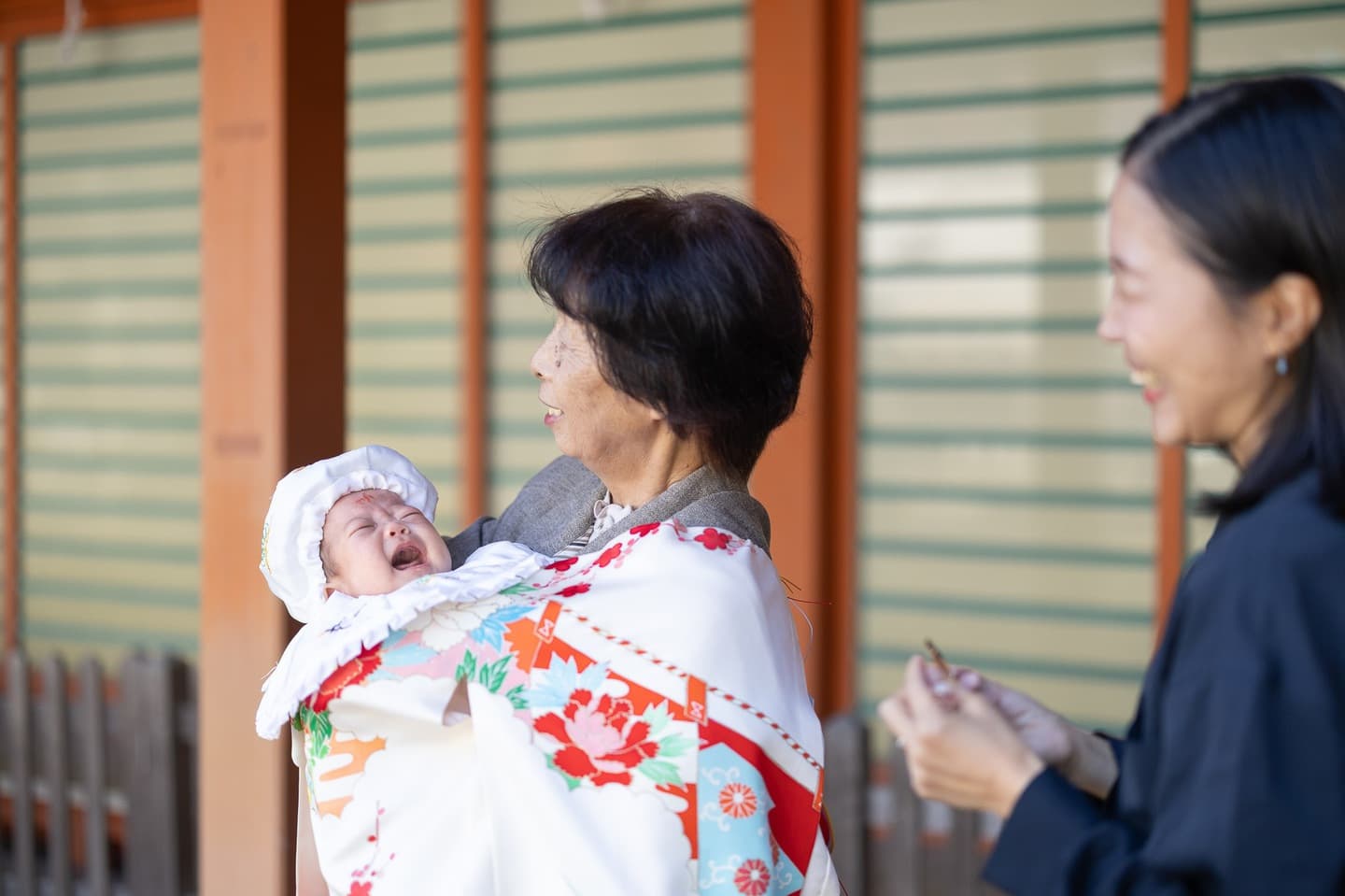 七五三の子供とお宮参りの赤ちゃん