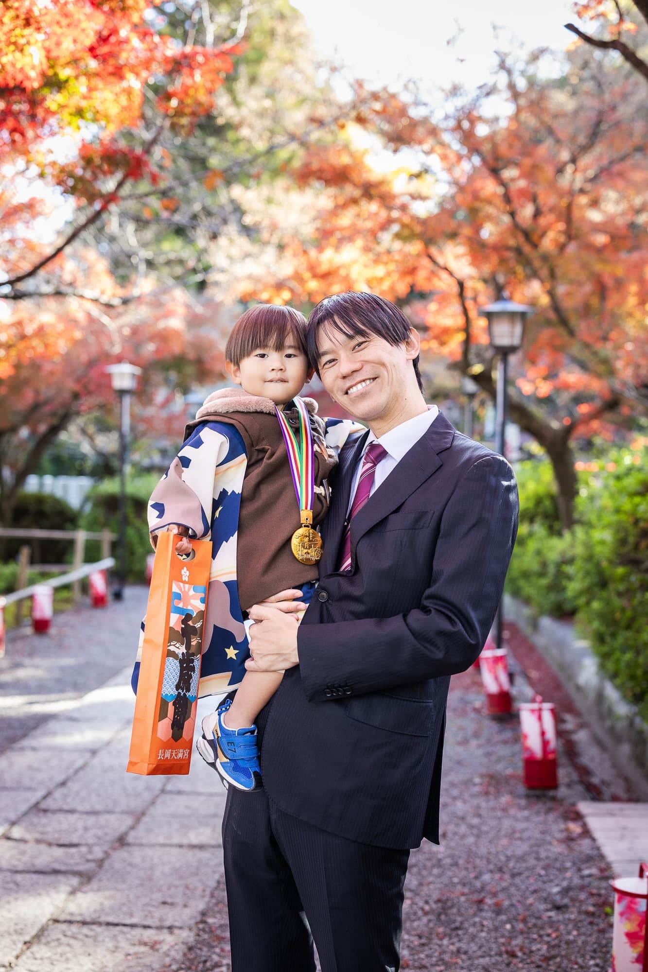 七五三の子供とお宮参りの赤ちゃん