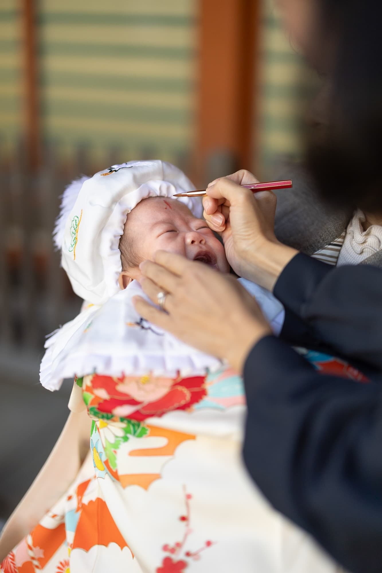 七五三の子供とお宮参りの赤ちゃん