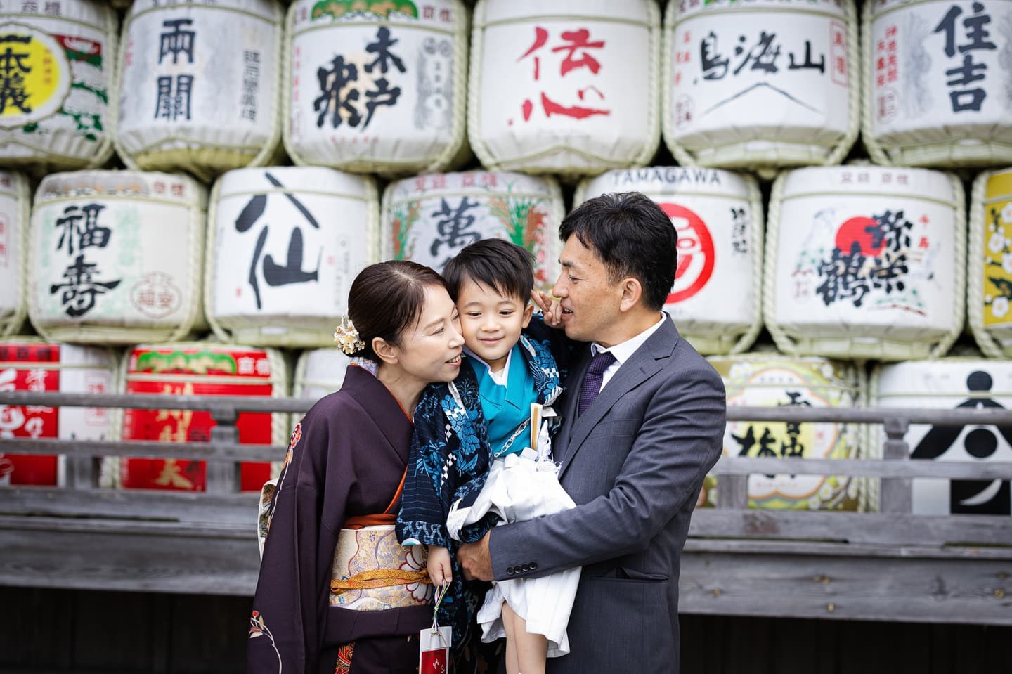 七五三の子供とお宮参りの赤ちゃん