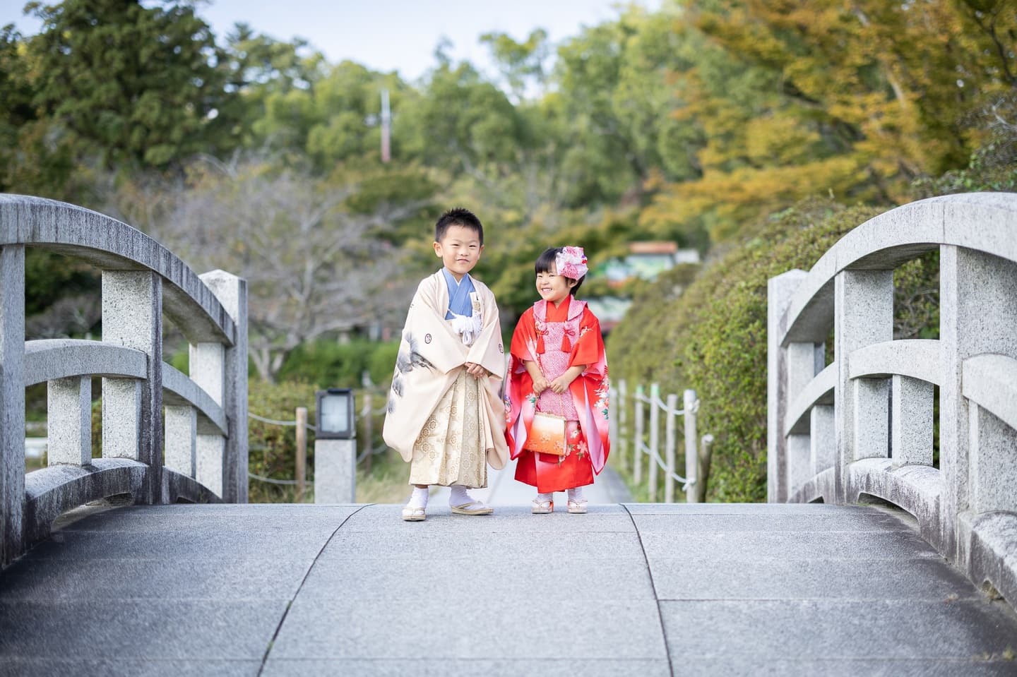 七五三の子供とお宮参りの赤ちゃん