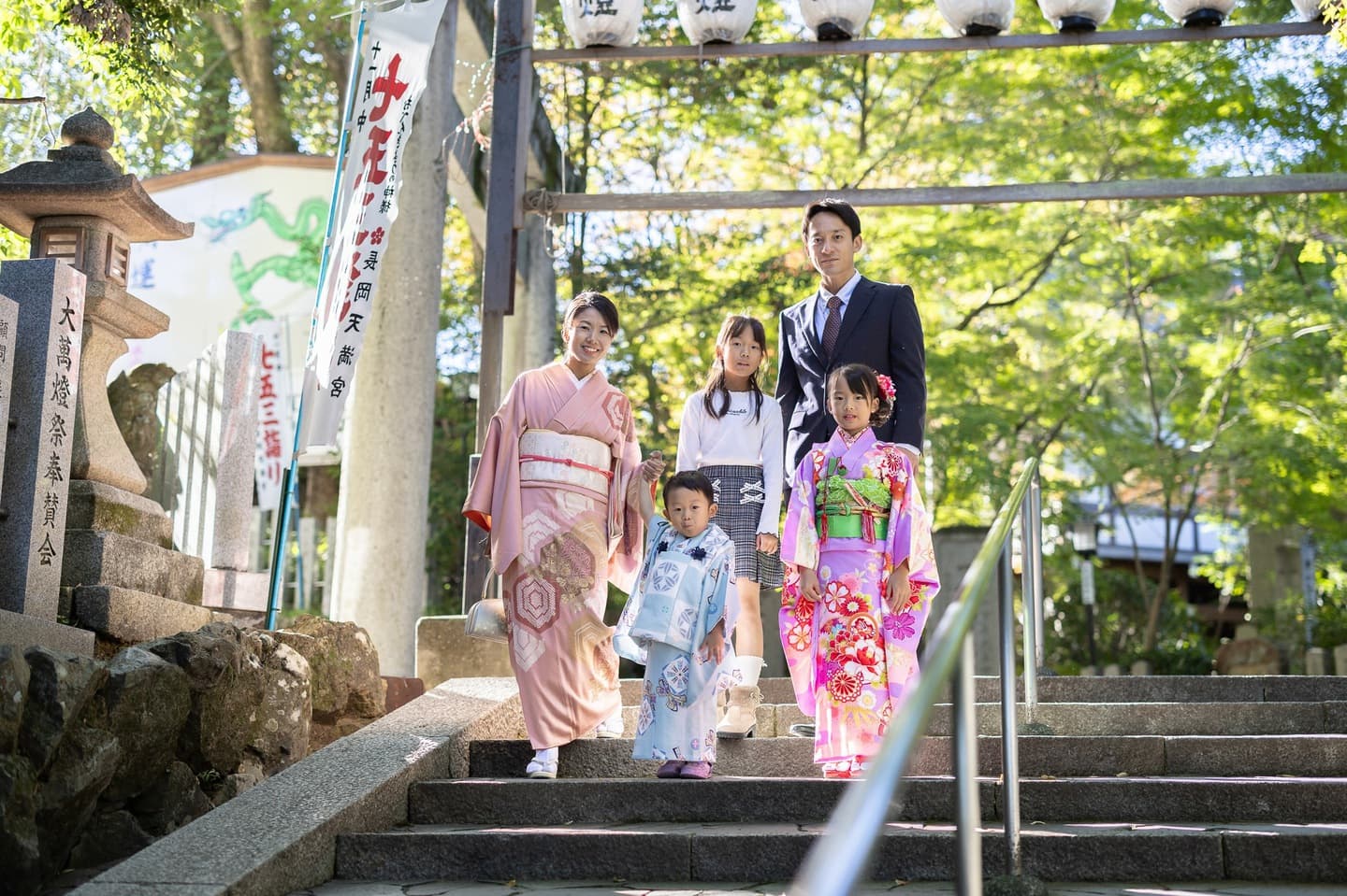 七五三の子供とお宮参りの赤ちゃん