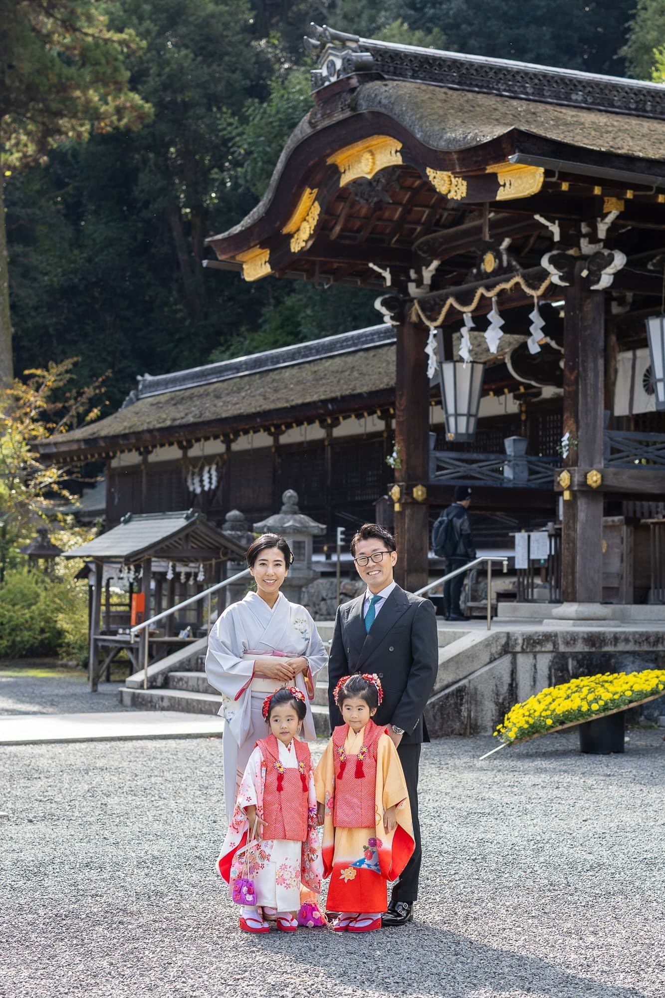 七五三の子供とお宮参りの赤ちゃん
