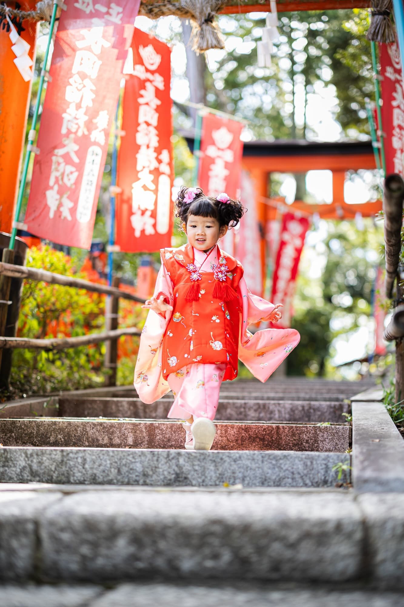 七五三の子供とお宮参りの赤ちゃん