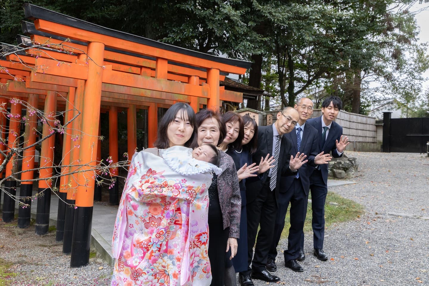 神社でお宮参りの赤ちゃんと家族