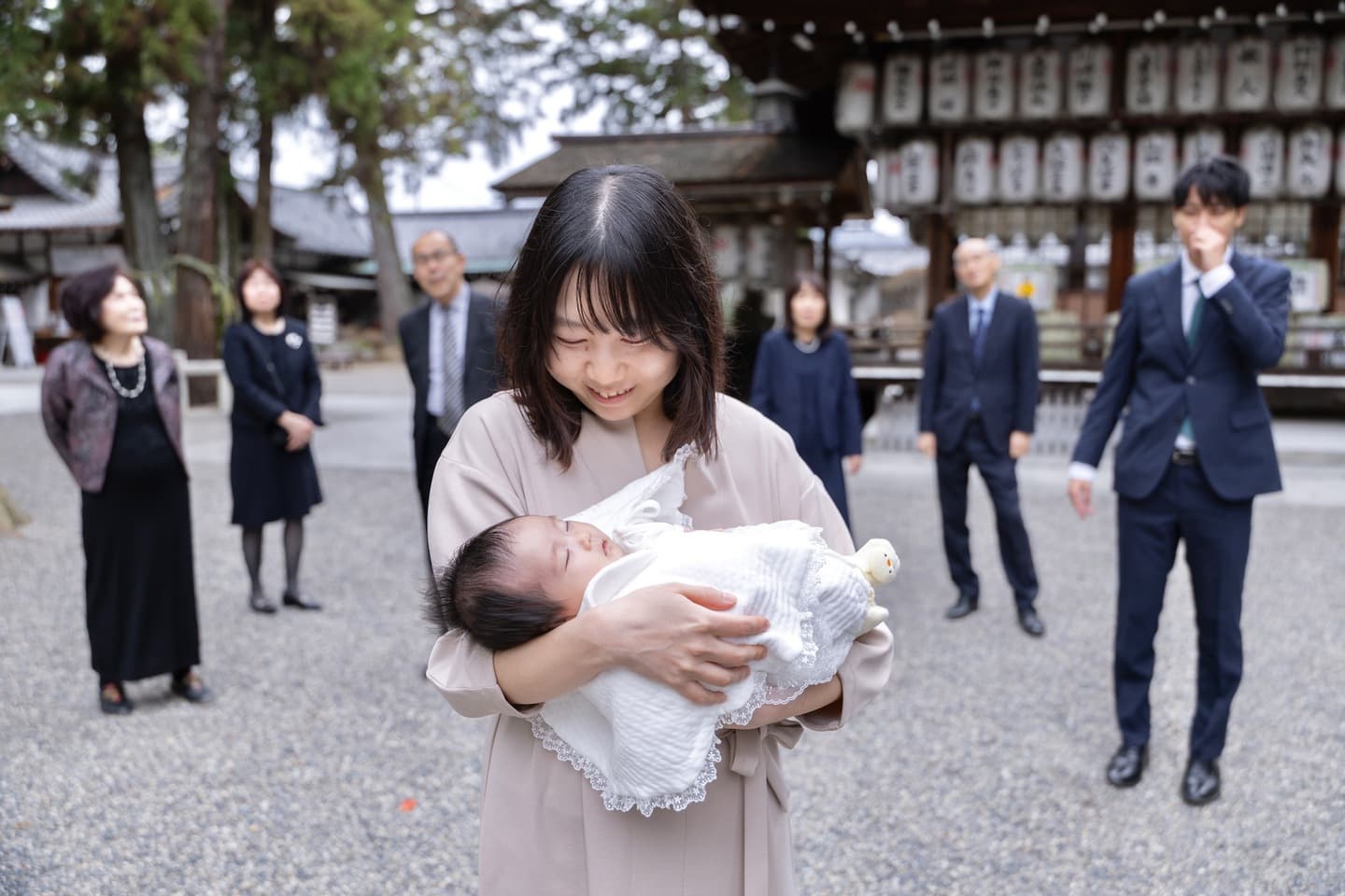 神社でお宮参りの赤ちゃんと家族