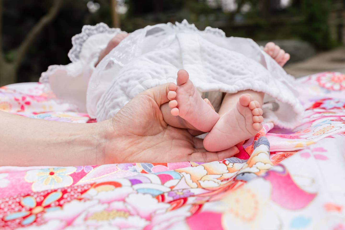 神社でお宮参りの赤ちゃんと家族