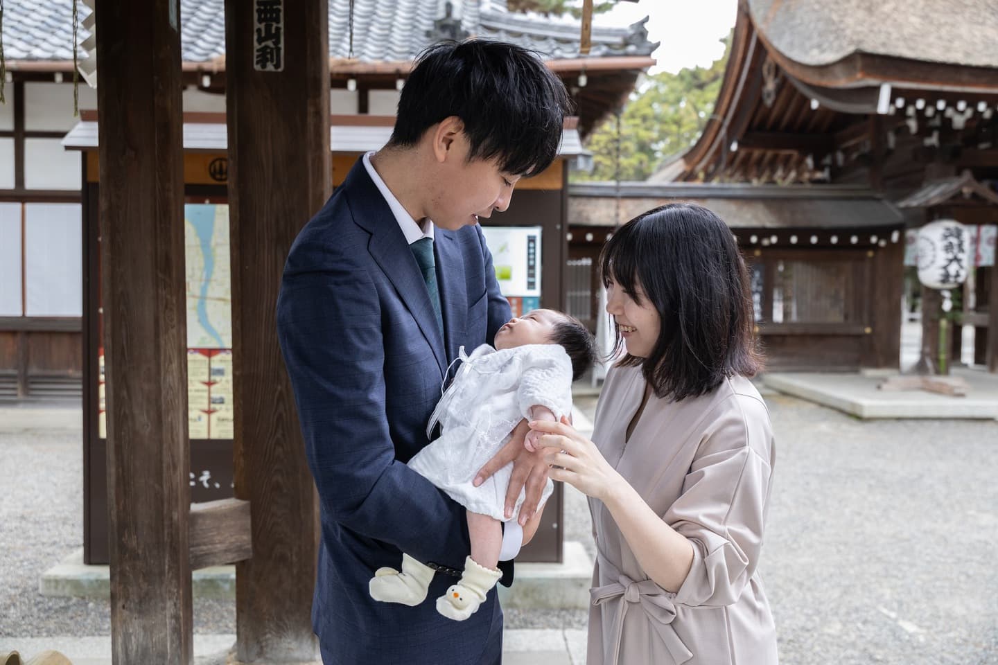 神社でお宮参りの赤ちゃんと家族