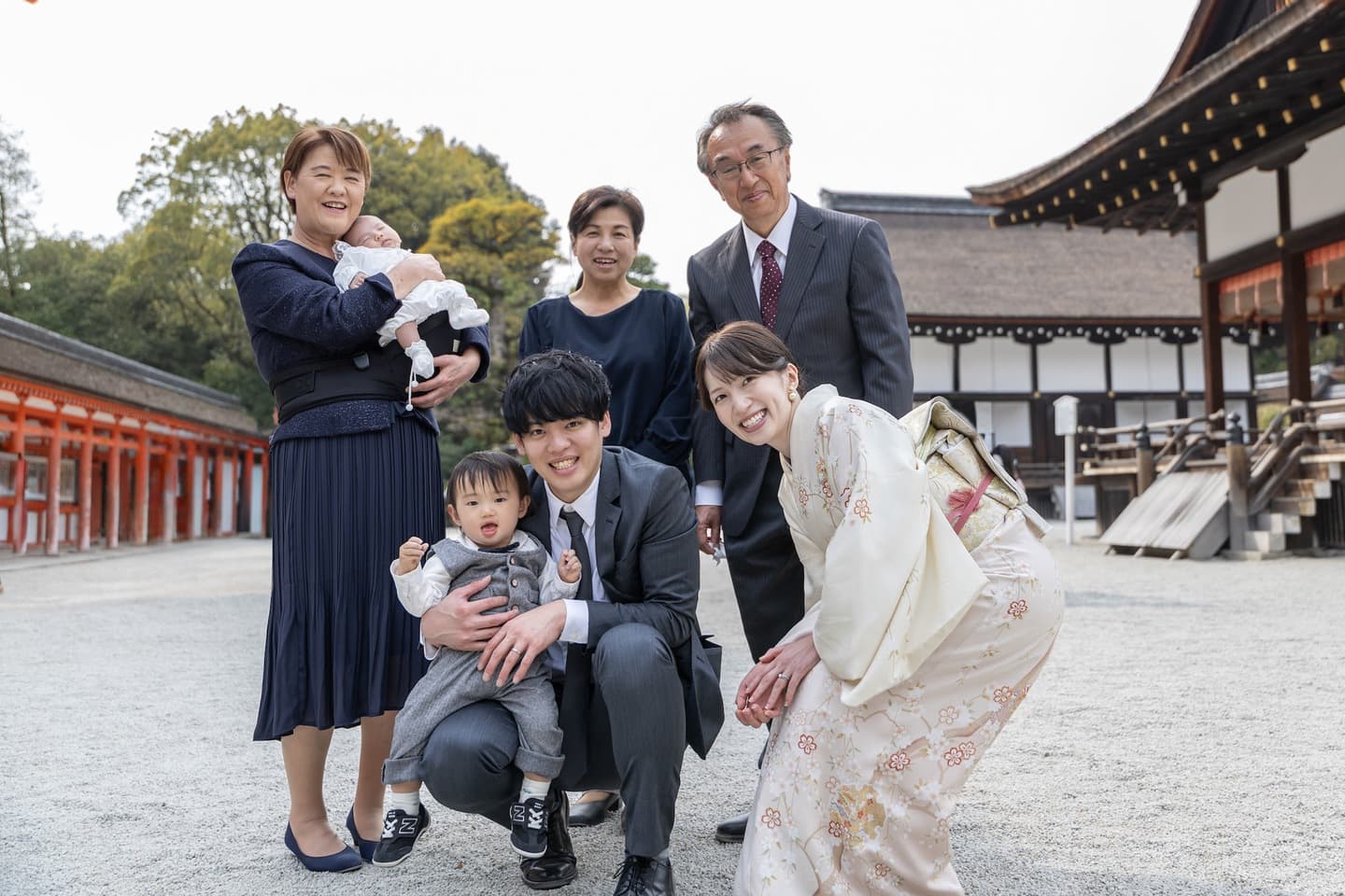 神社でお宮参りの赤ちゃんと家族