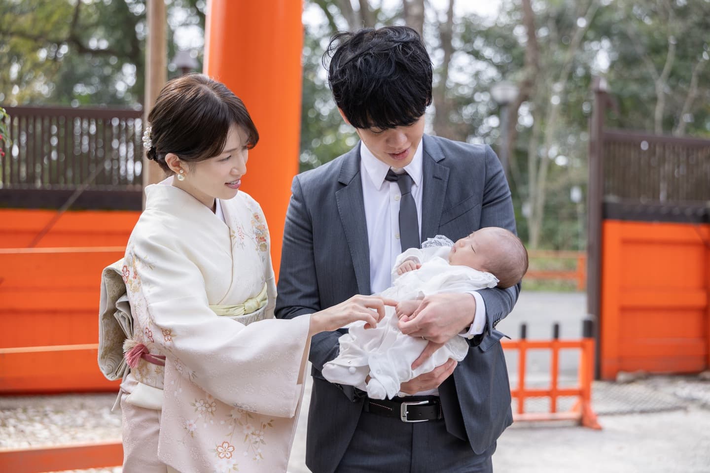 神社でお宮参りの赤ちゃんと家族