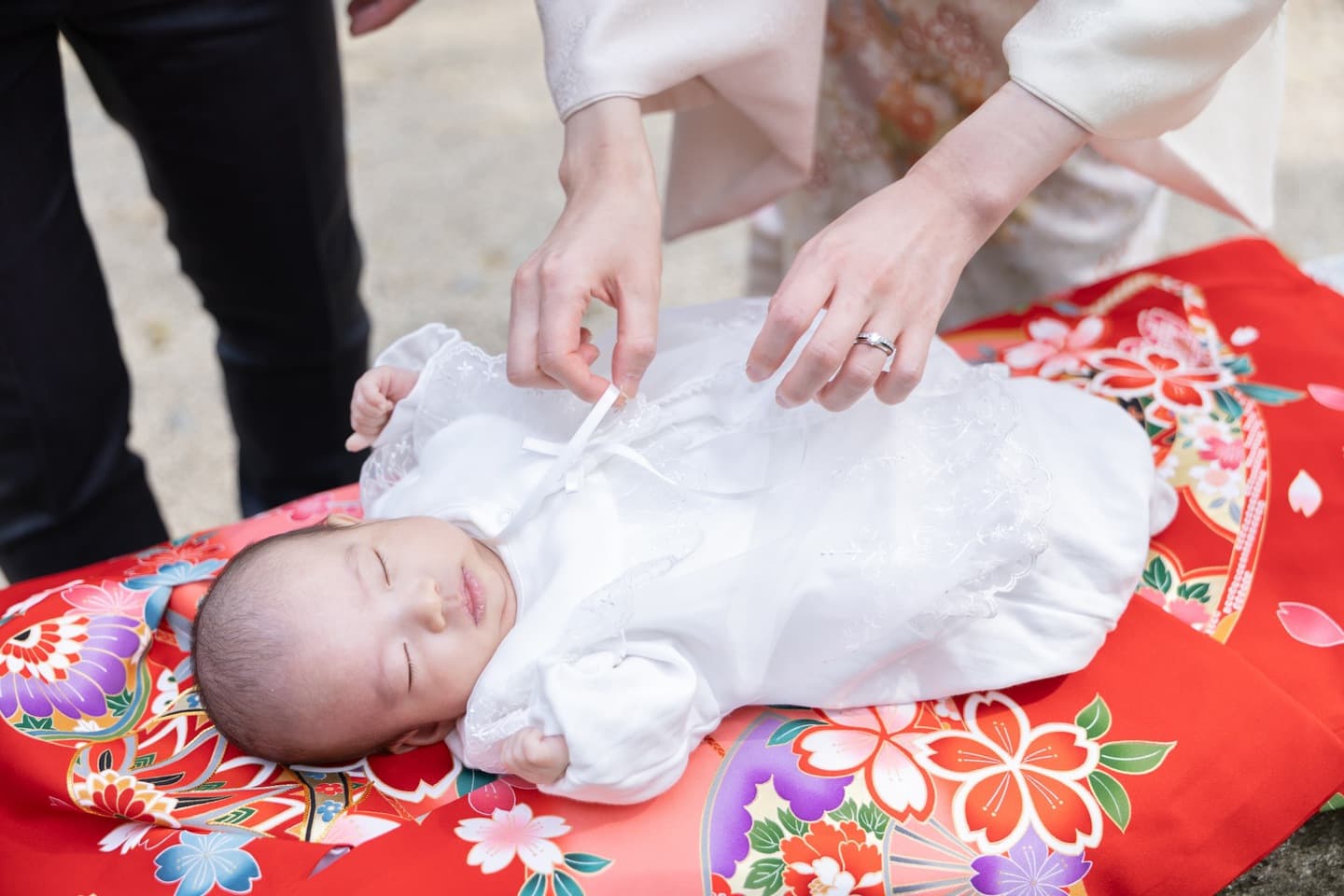 神社でお宮参りの赤ちゃんと家族