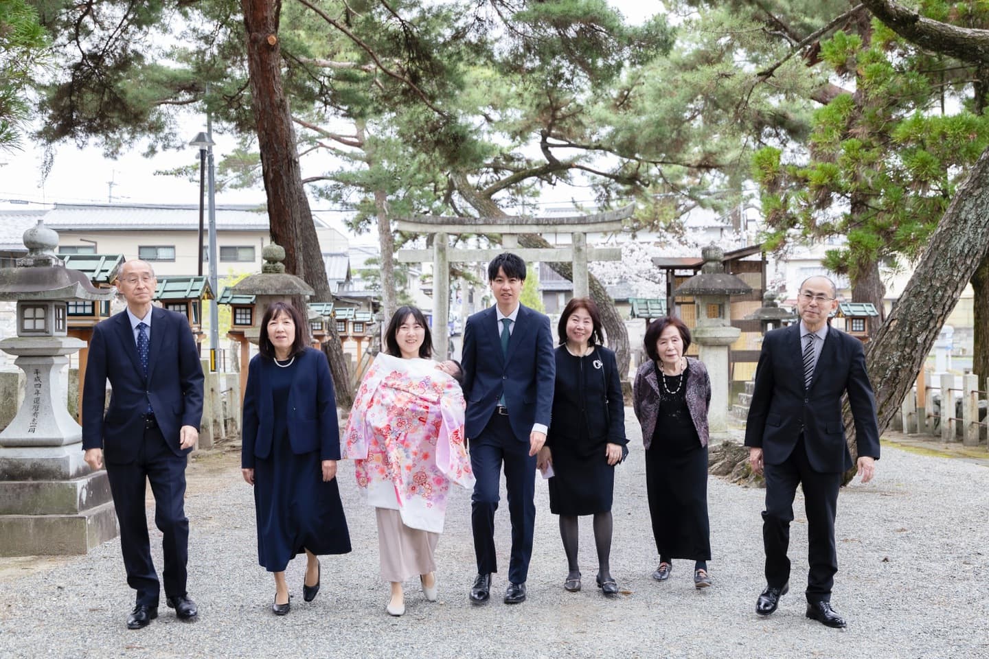 神社でお宮参りの赤ちゃんと家族