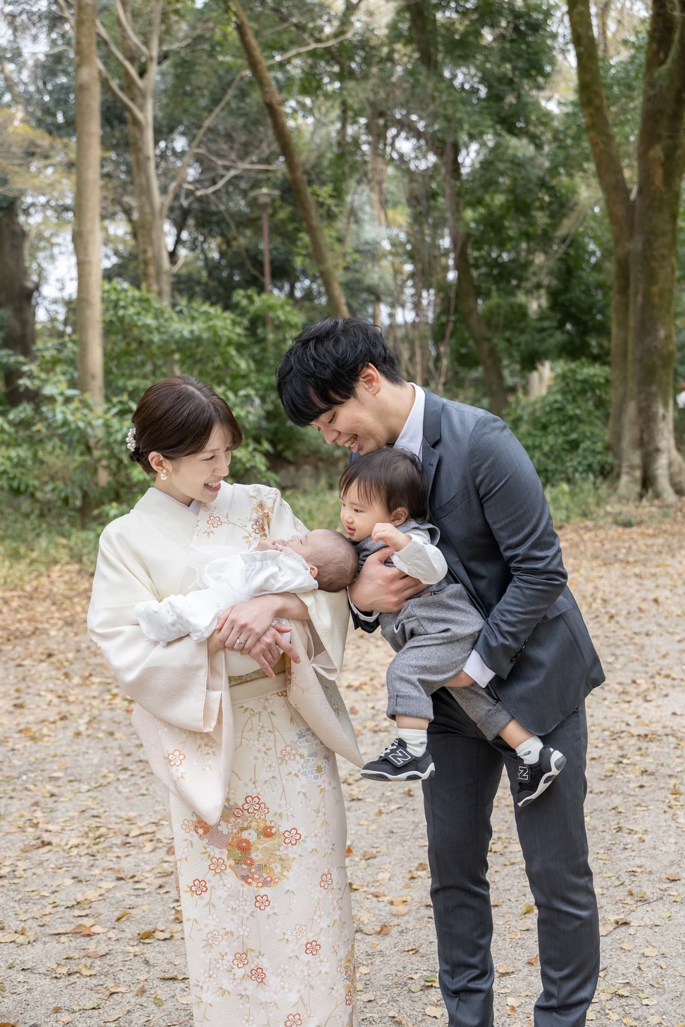 神社でお宮参りの赤ちゃんと家族
