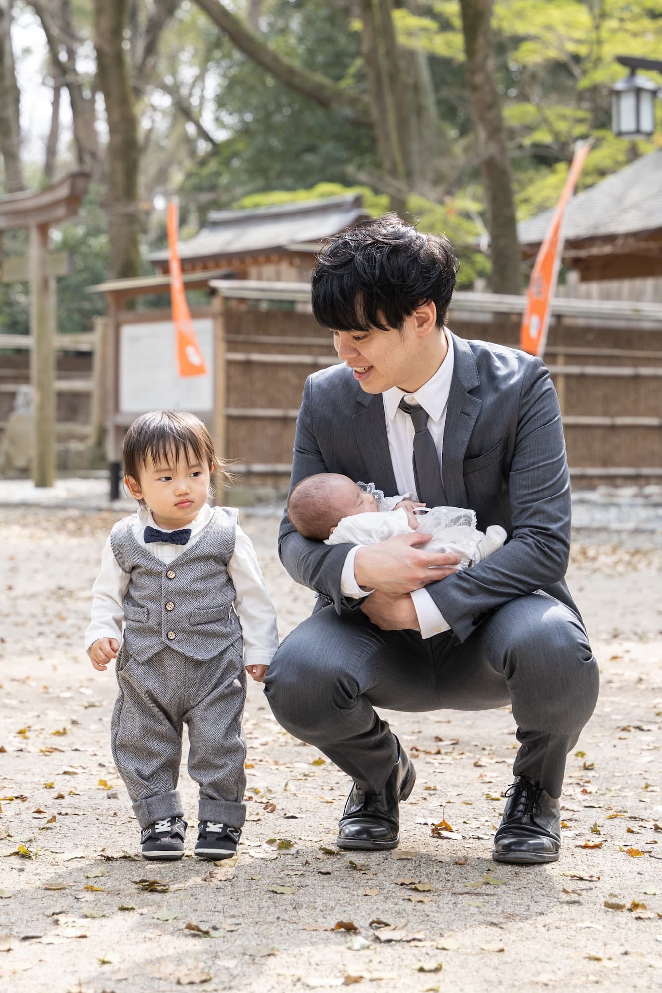神社でお宮参りの赤ちゃんと家族