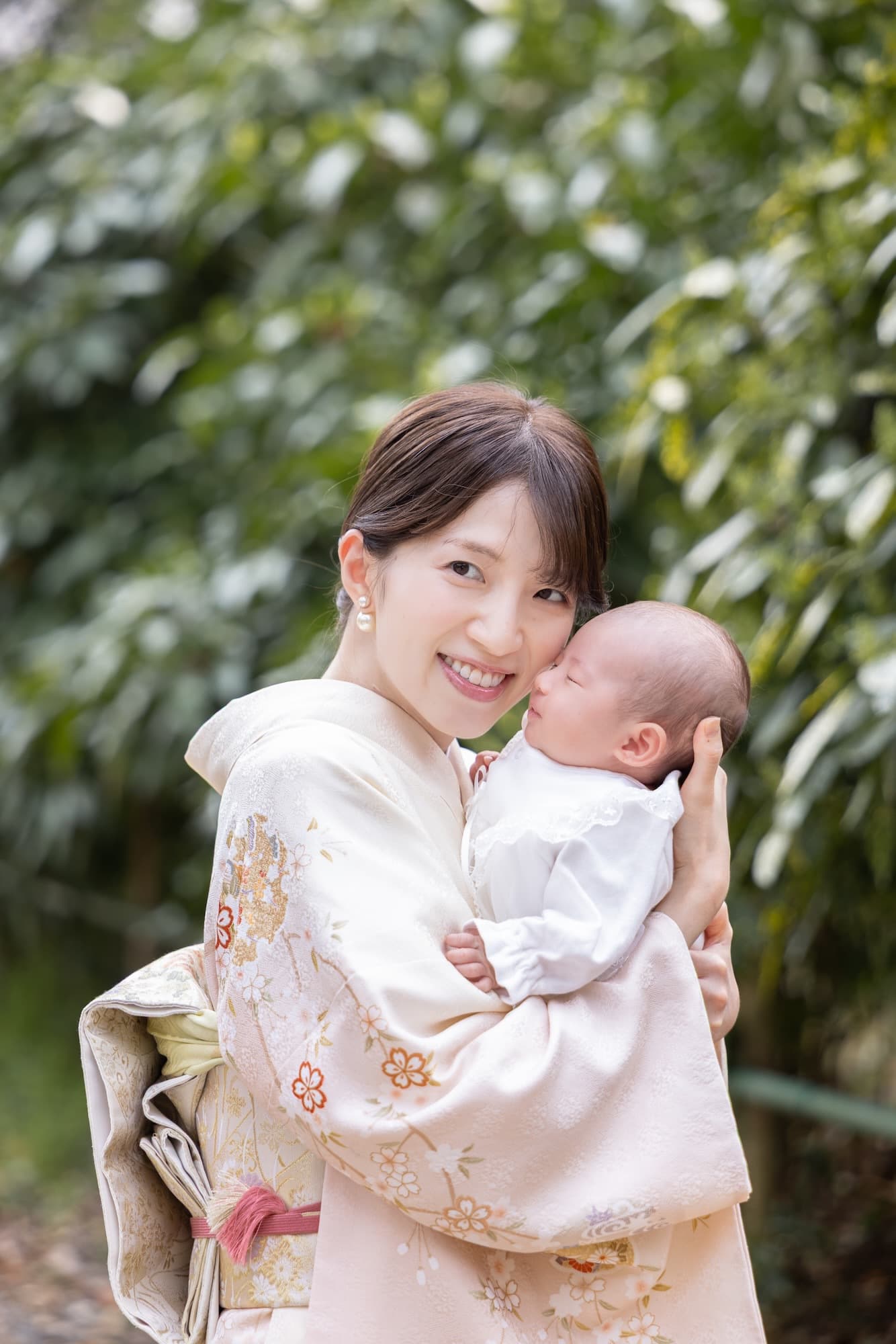神社でお宮参りの赤ちゃんと家族