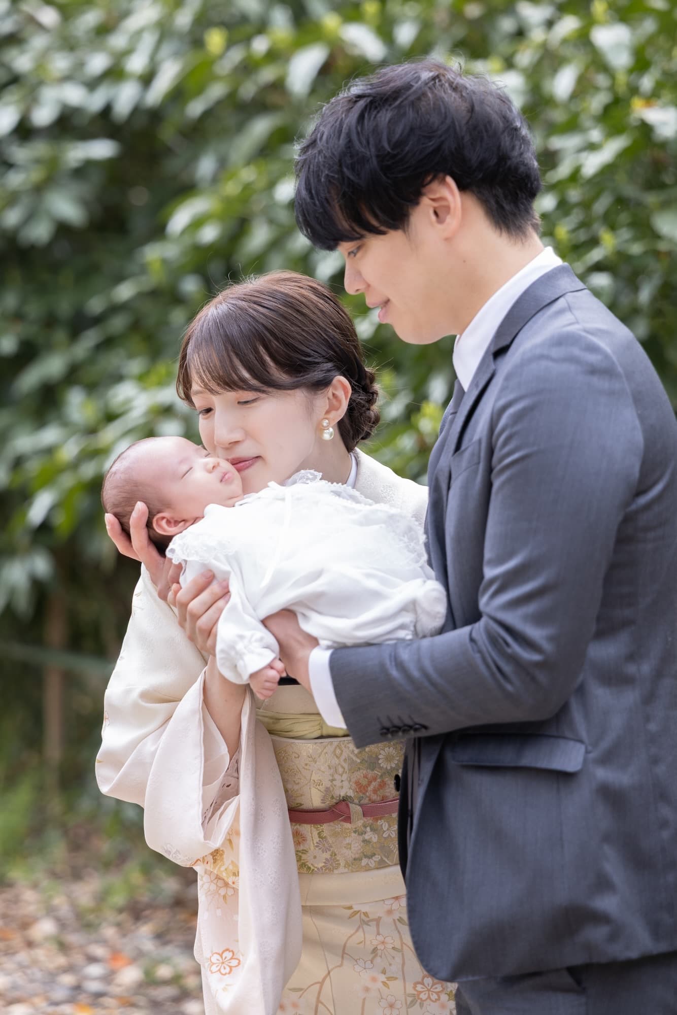 神社でお宮参りの赤ちゃんと家族
