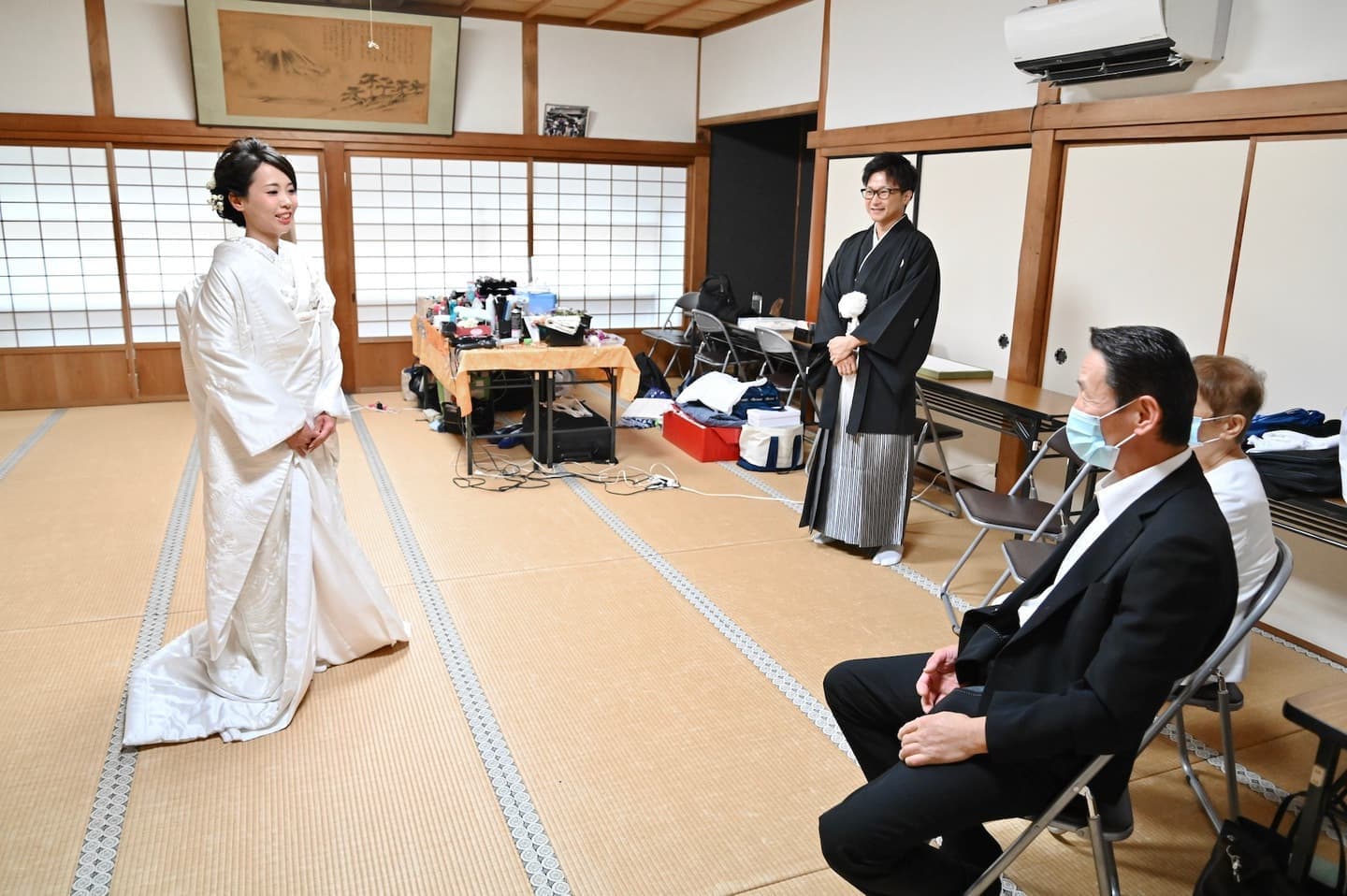 奈良の神社でのフォトウエディングの準備をしている新郎新婦