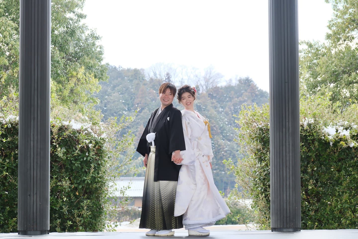 明日香村で前撮り和装着物フォトウエディングをしている新郎新婦の写真