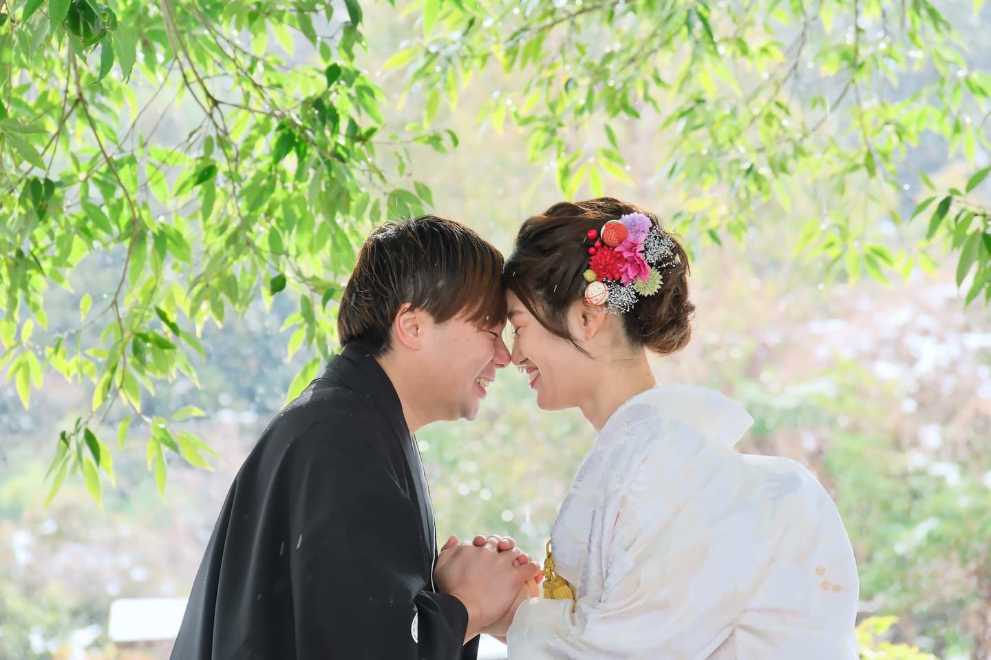 明日香村で前撮り和装着物フォトウエディングをしている新郎新婦の写真
