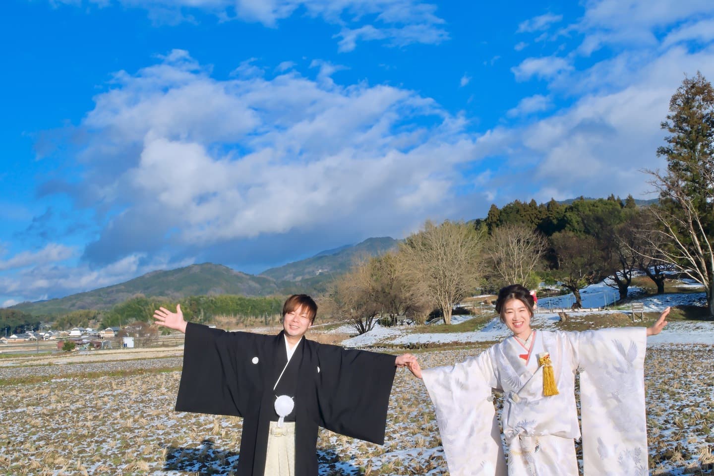 明日香村で前撮り和装着物フォトウエディングをしている新郎新婦の写真