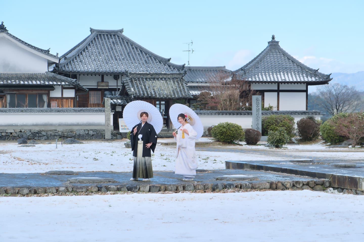 明日香村で前撮り和装着物フォトウエディングをしている新郎新婦の写真