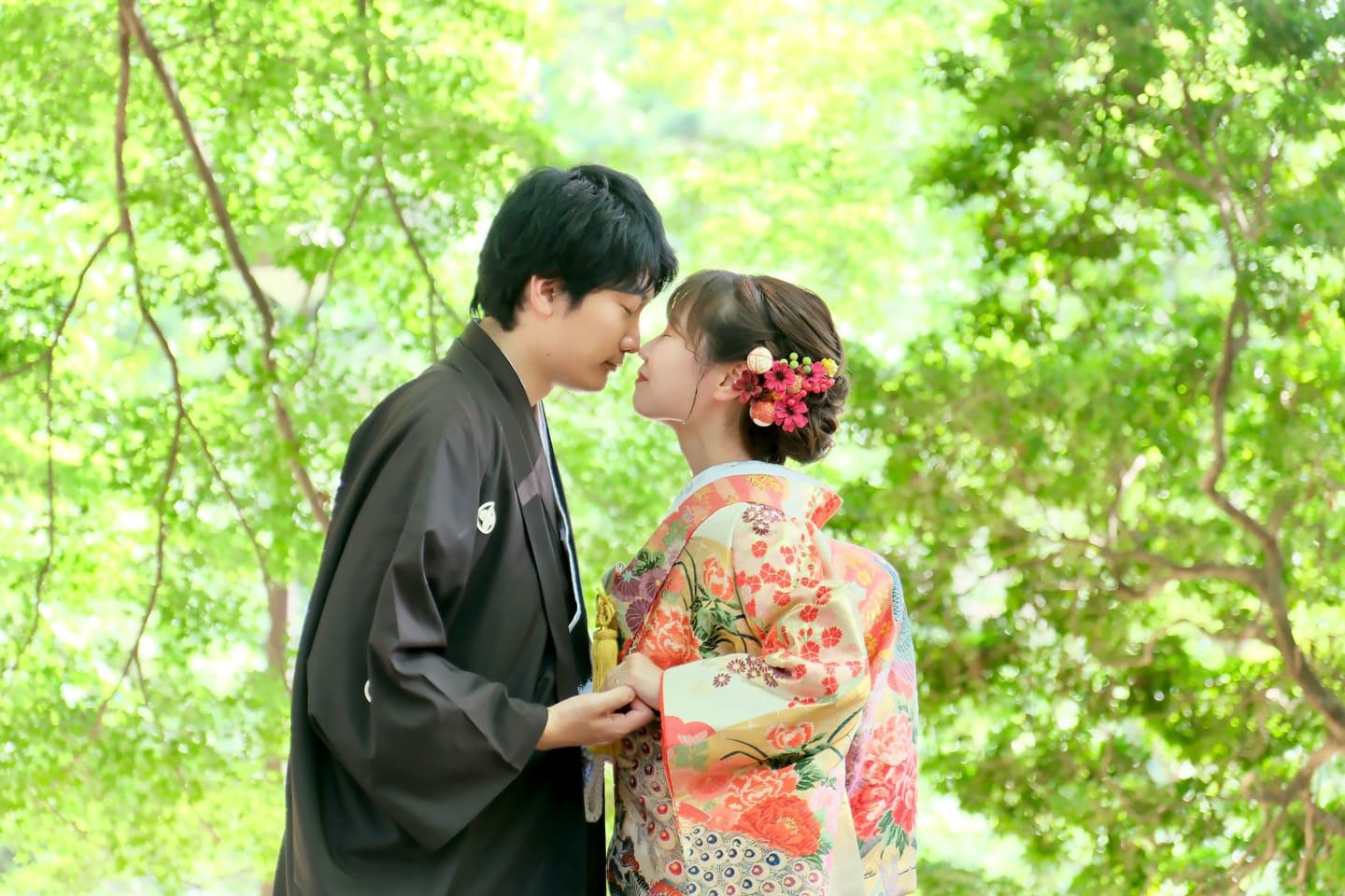 和室や日本庭園と茶室での前撮りをしている新郎新婦の写真