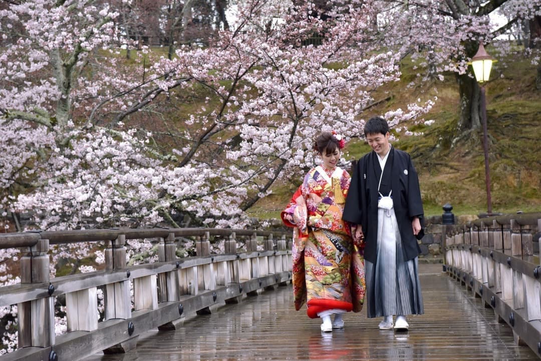 奈良の浮御堂で和装前撮りフォトウェディングをしている新郎新婦