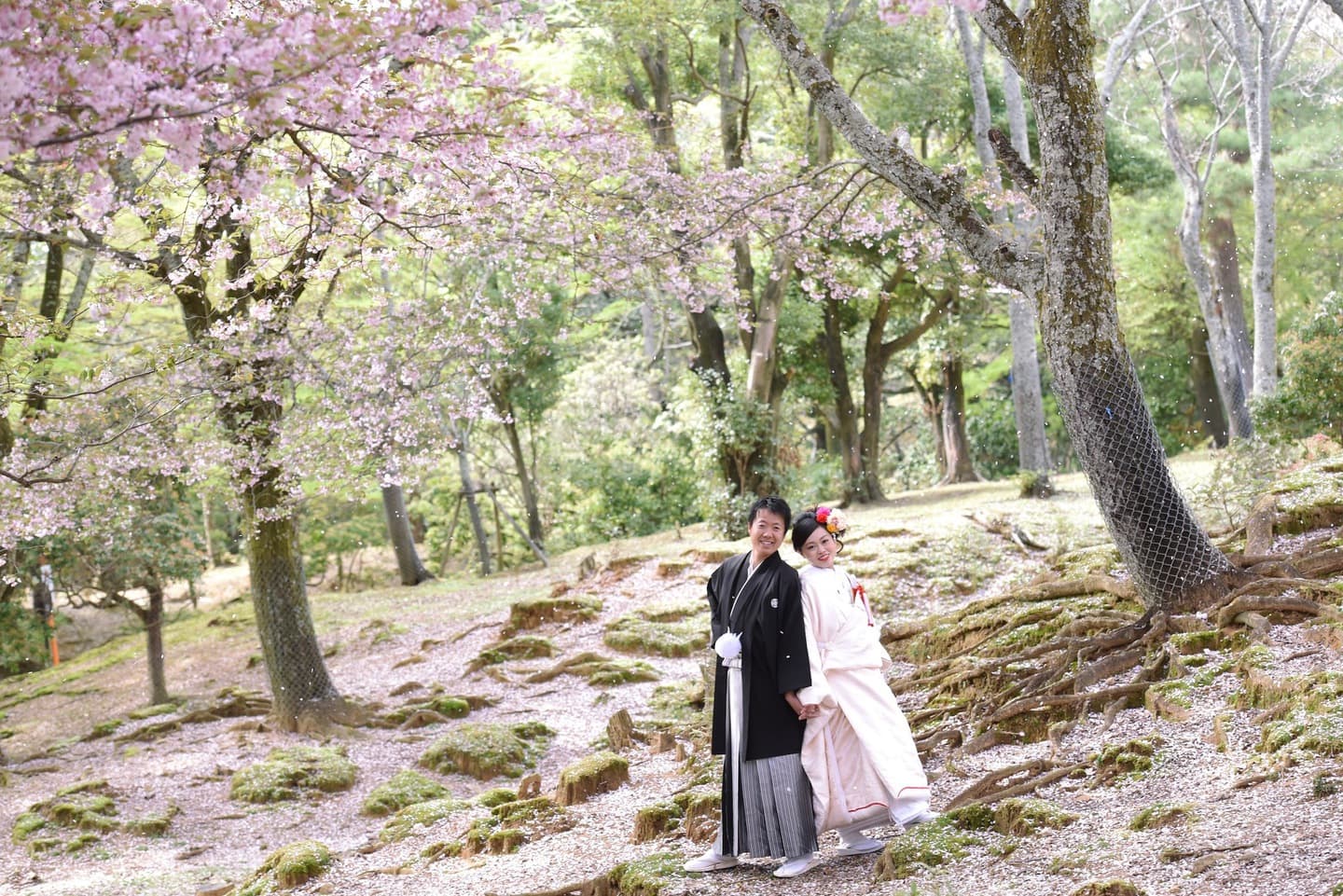 和装着物を着た花嫁様と紋付羽織袴の新郎様の写真
