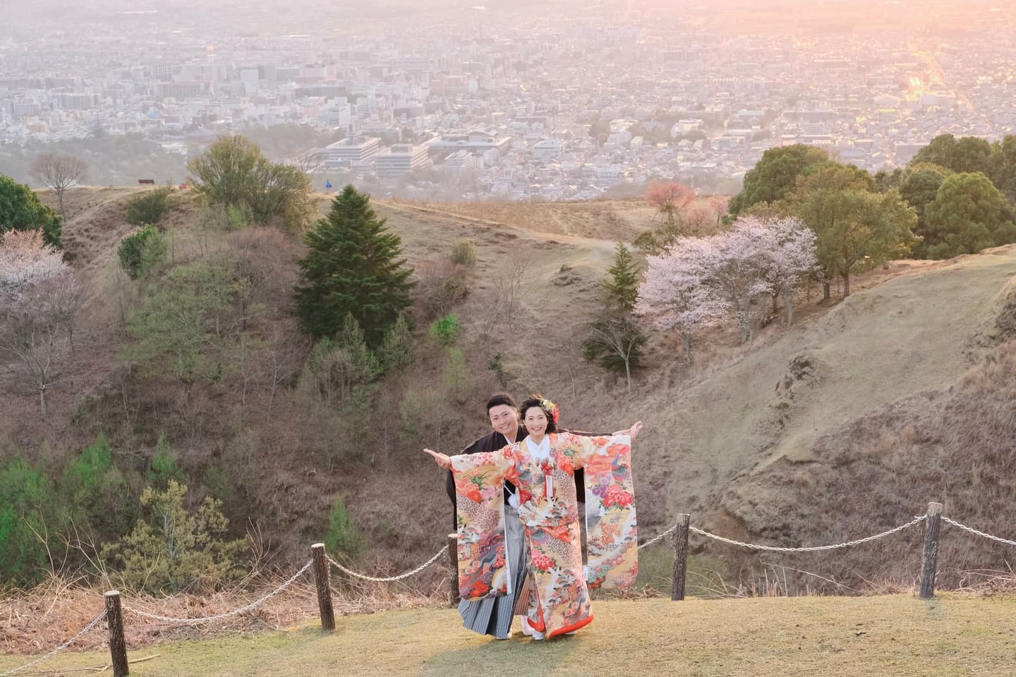 和装着物を着た花嫁様と紋付羽織袴の新郎様の写真