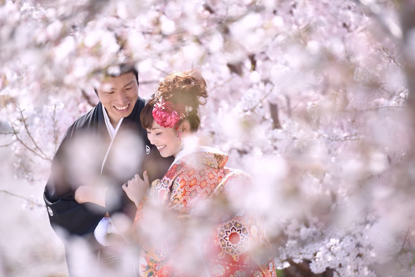 和装着物を着た花嫁様と紋付羽織袴の新郎様の写真