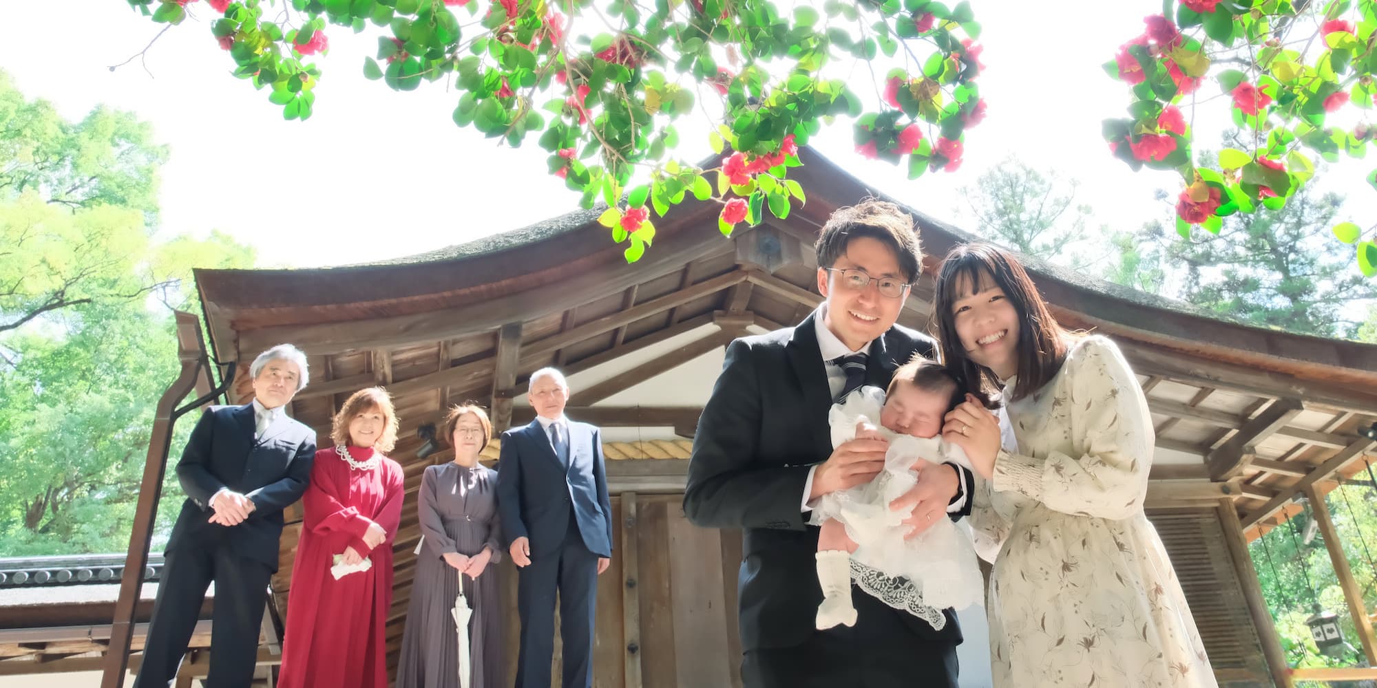 春日大社でお宮参りのお祝いをしている家族